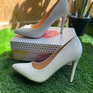 Beige heeled shoe. Size 8 1/2 .Zapatilla de tacón en beige talla 8 1/2 .